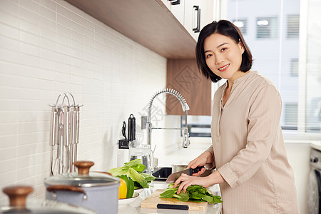 气质中年女性厨房备菜形象图片