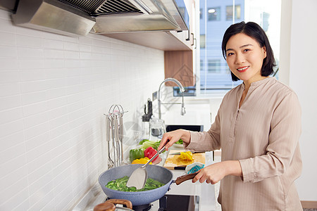 妈妈教做饭中年短发女性厨房烧菜背景