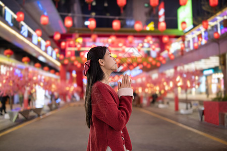 灯会街道上许愿祈福的少女高清图片