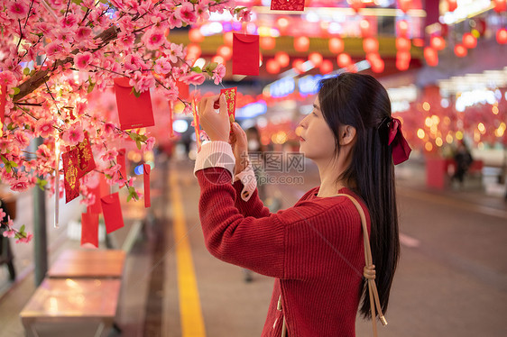  深圳东门老街元旦春节街道上的少女图片