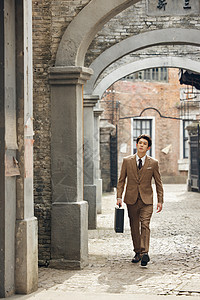科尔多瓦历史中心穿着西装走在老式街道的男青年背景