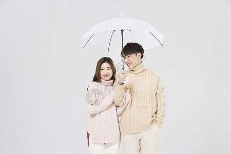 韩系情侣幸福相伴撑雨伞图片