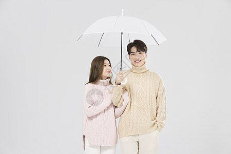 拿雨伞的情侣情侣撑着雨伞背景