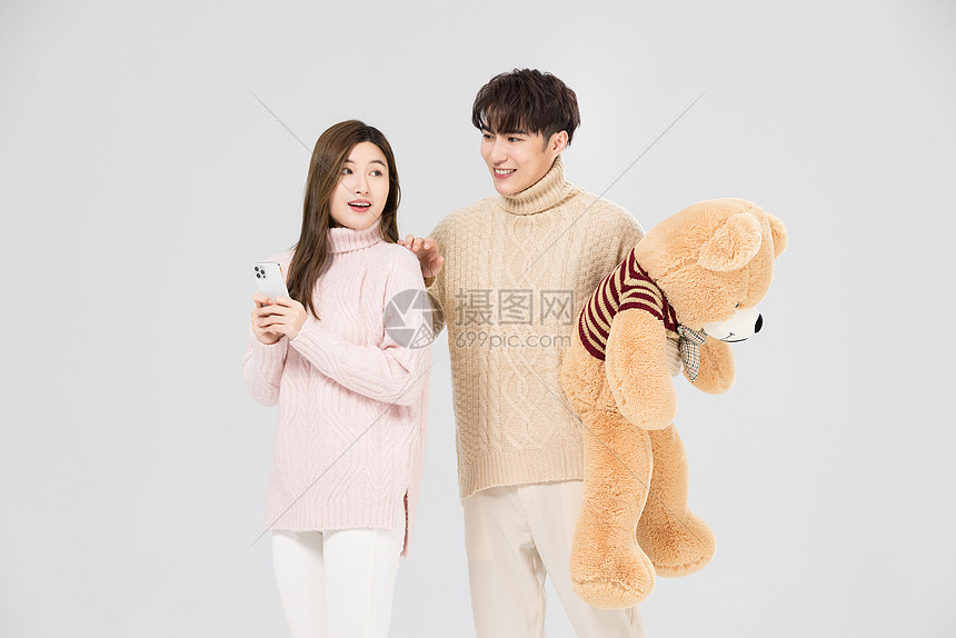 韩系情侣过情人节抱着玩偶熊图片