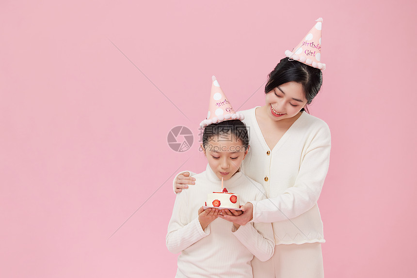 妈妈给女儿庆祝生日图片