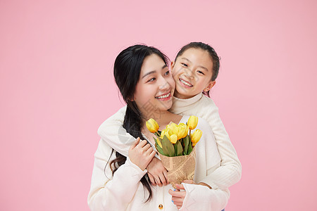儿童生日母亲节给母亲送鲜花的女儿背景