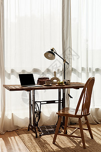 阳光下的简约日式书桌图片