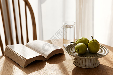 日式简约木桌上的书籍与水果背景