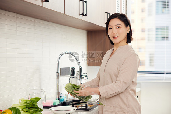 中年女性厨房洗菜形象图片