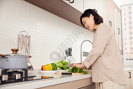 中年女性厨房备菜图片