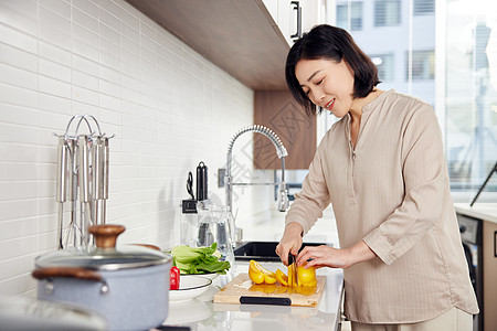 妇女做饭厨房切菜的居家中年女性背景