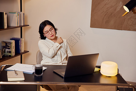 熬夜加班疲惫的商务女性图片