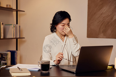 在家熬夜加班疲劳的商务女性图片