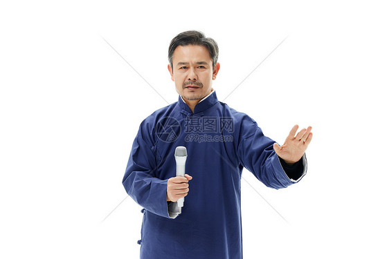 中年男性相声演员拿话筒讲话图片