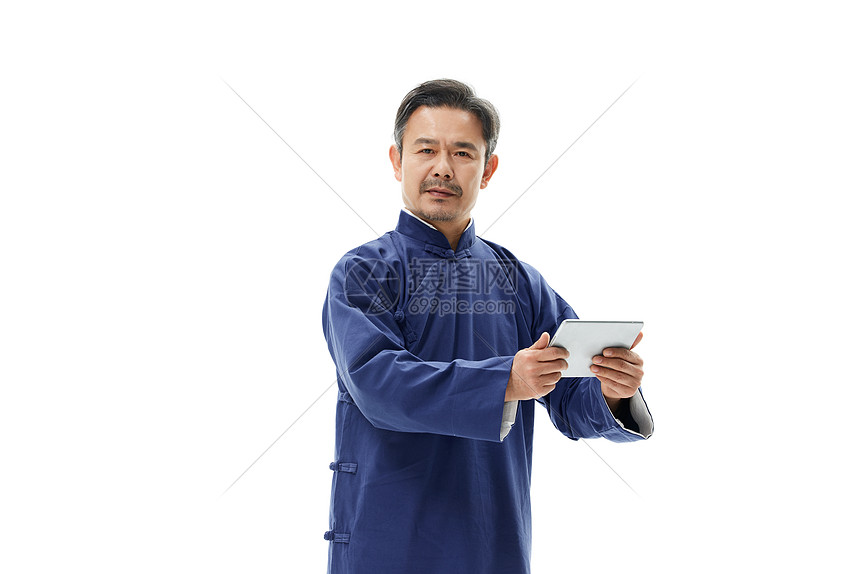 中年男性相声演员拿平板电脑图片