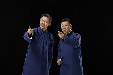 中年男性相声演员搭档手指远方图片