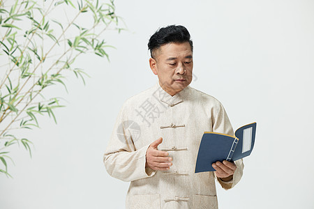 中国传统文化中年男性看书形象朗读高清图片素材