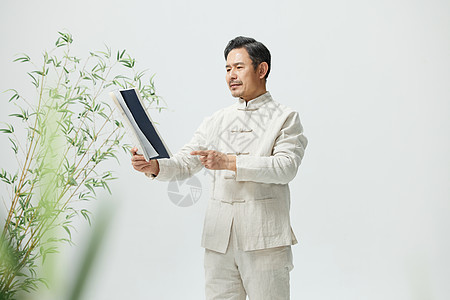 中国传统文化中年男性阅读朗诵中国风高清图片素材