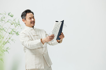 中国传统文化中年男性阅读古书中年男人高清图片素材