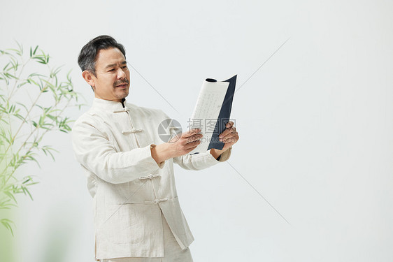中国传统文化中年男性阅读古书图片