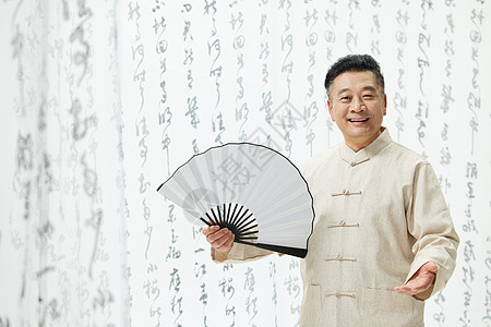 中国风中年男性拿折扇图片