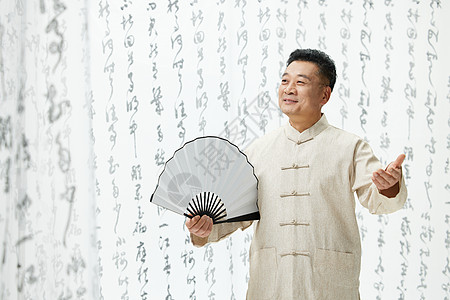 中国风中年男性拿折扇背景