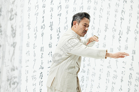 传统文化中年男性打太极拳图片