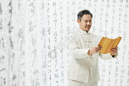 中国传统文化中年男性阅读古书图片