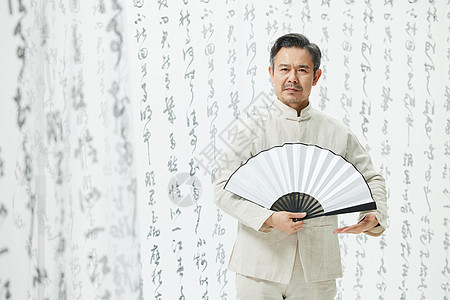 中国风中年男性拿折扇图片