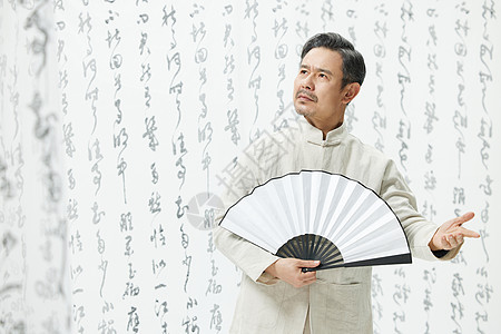 中国风中年男性拿折扇传统服饰高清图片素材