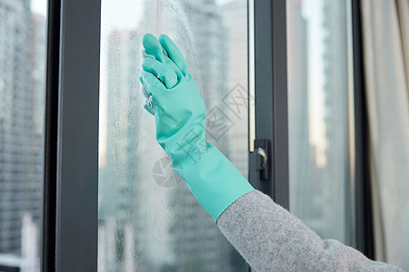 女性居家清洁玻璃窗图片