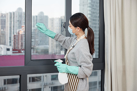 女性居家清洁玻璃窗背景图片