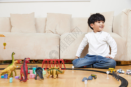 在客厅玩玩具的开心小男孩图片