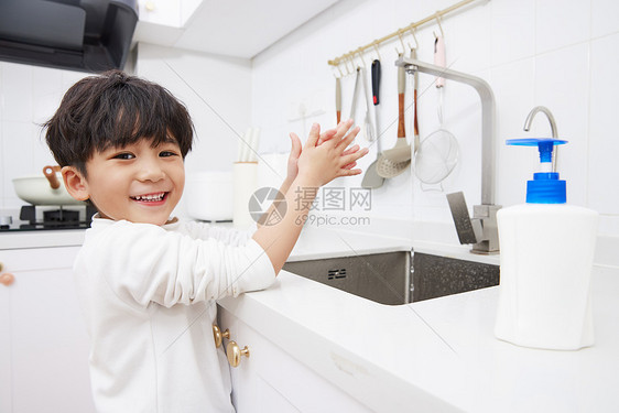 居家儿童在厨房水池洗手图片