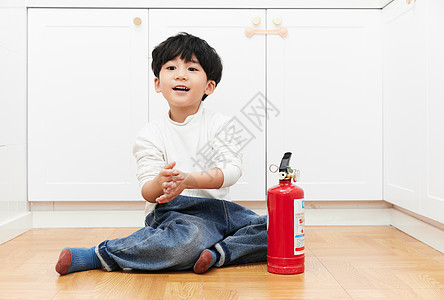 儿童在厨房里危险接触灭火器图片