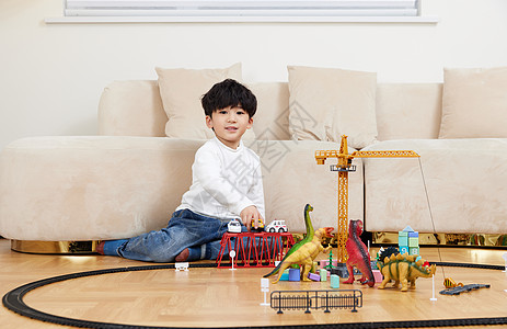 在客厅玩玩具的小男孩形象图片