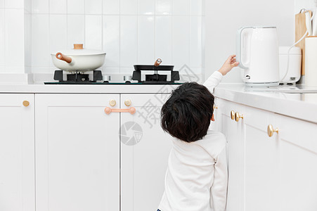 居家儿童危险接触厨房厨具图片