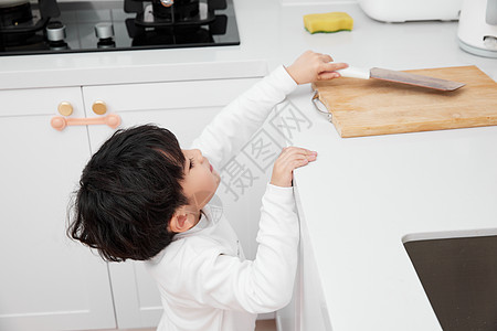 居家儿童使用厨房厨具危险形象图片