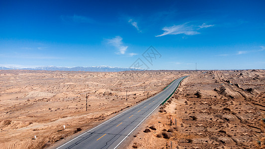 青海的戈壁公路和雅丹地貌图片