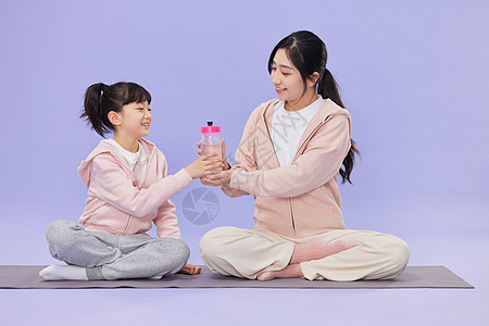 母亲和女儿锻炼休息喝水图片
