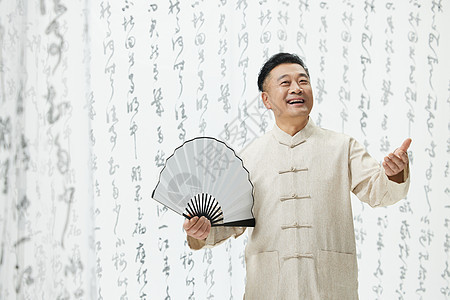 中国风中年男性拿纸扇中国元素高清图片素材