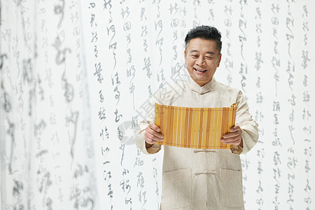 中国风中年男性看竹简形象传统服饰高清图片素材