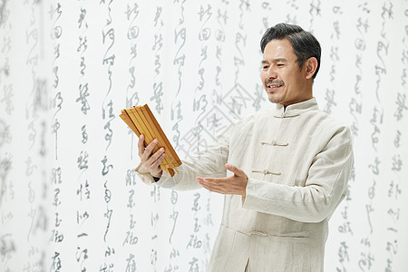 中国风中年男性看竹简民国服饰高清图片素材