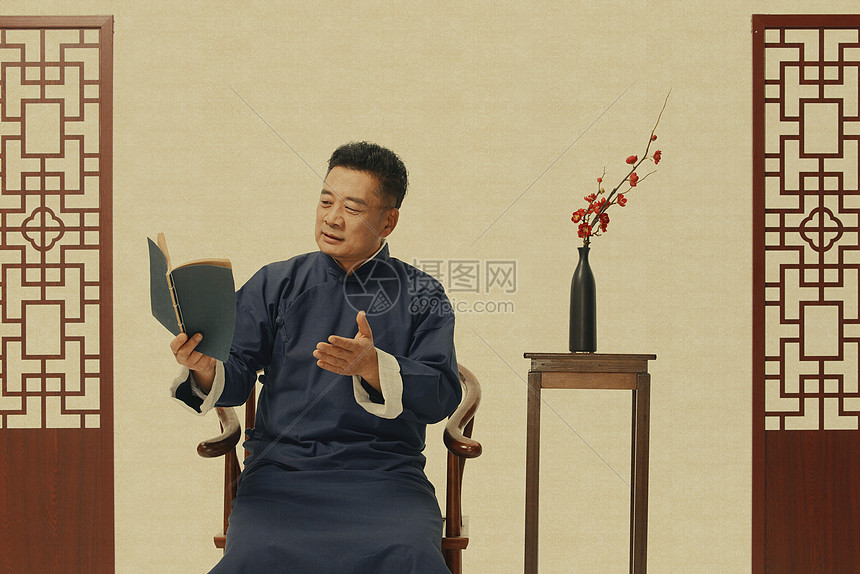 国风长袍中年男性看书图片