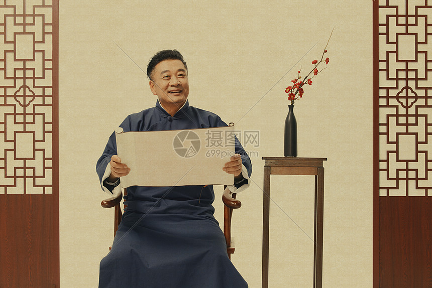 国风长袍中年男性欣赏画轴图片