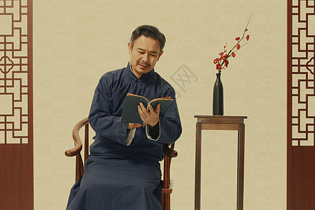 中国风长袍男性看书高清图片