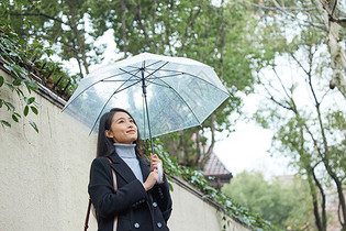 下雨天打伞的女性图片