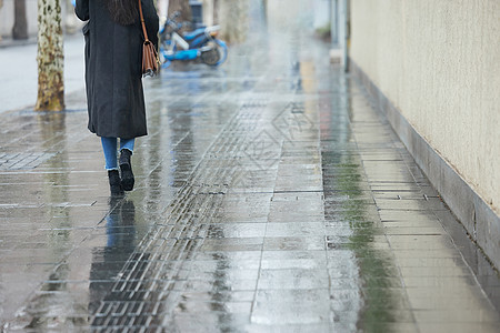下雨天行走的女性背影特写图片