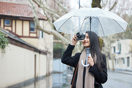 女性雨天路边拍照高清图片