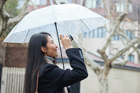 女性雨天户外拍照图片